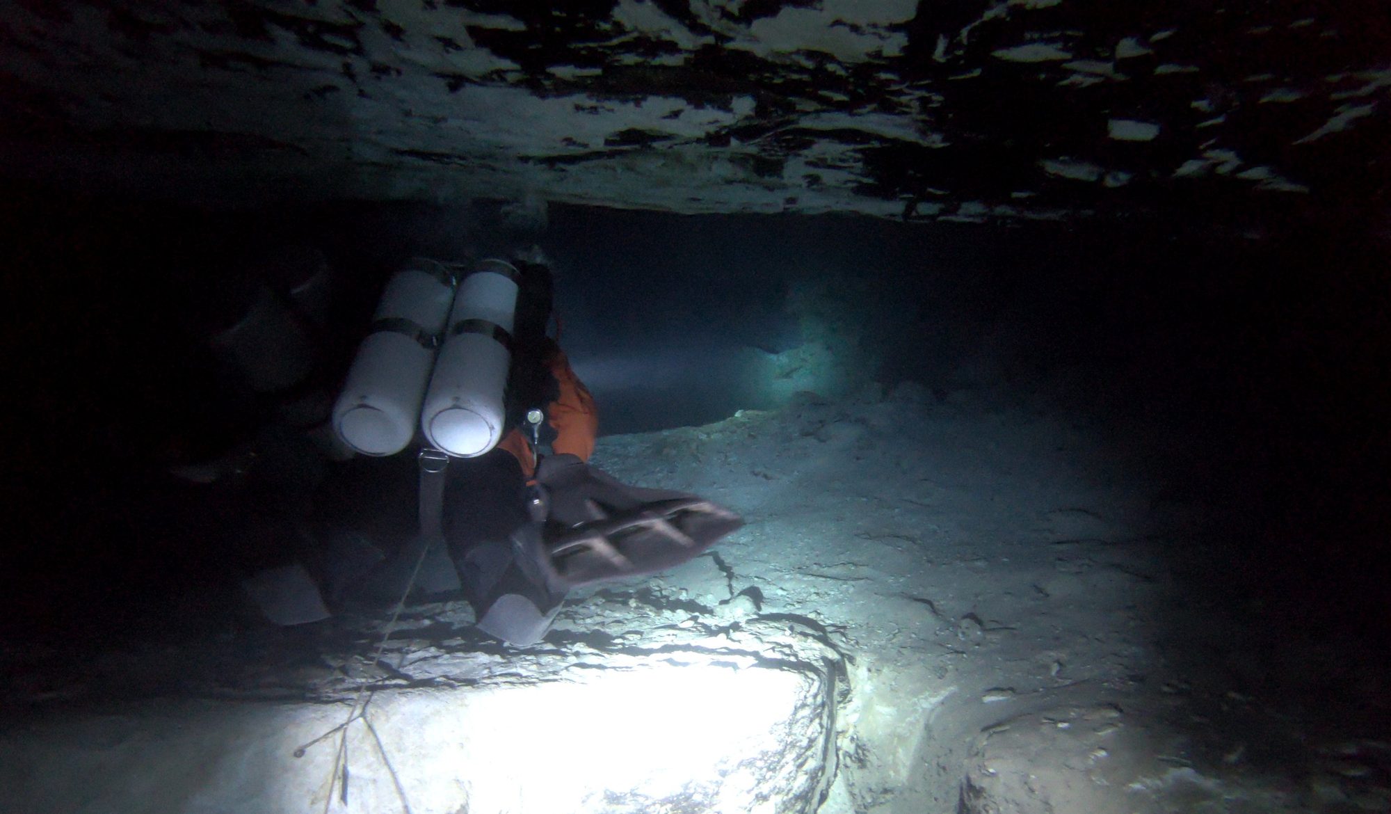 Stefano Paludetto in grotta con bibombola lungo il filo guida