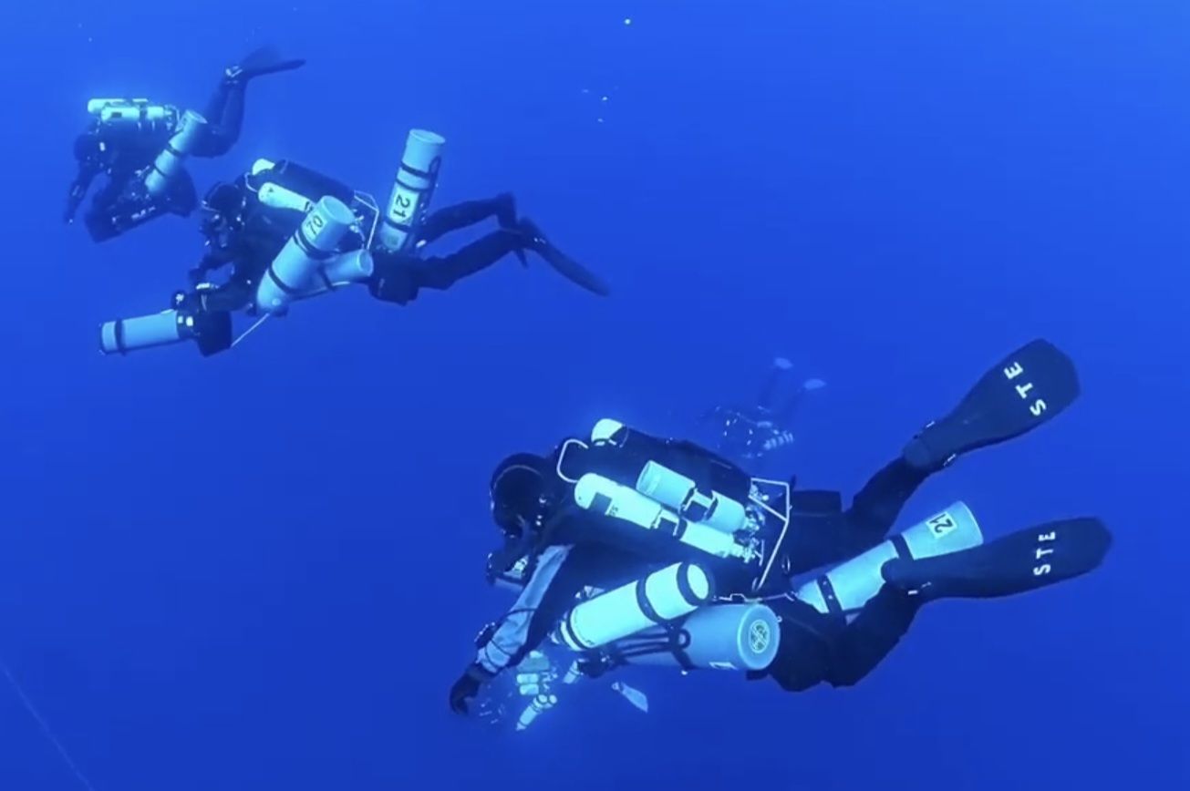 Gruppo di subacquei tecnici con rebreather in immersione